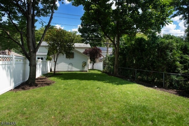 Building Photo - 170 Carteret St