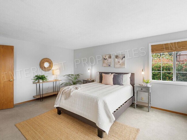 Building Photo - 4+ Bedroom Tigard Home With a Beautiful Vi...