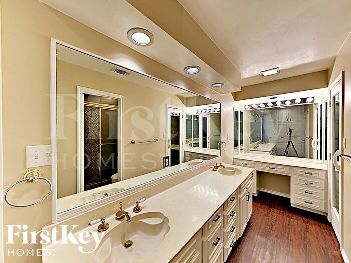 Building Photo - 7701 Skylake Dr