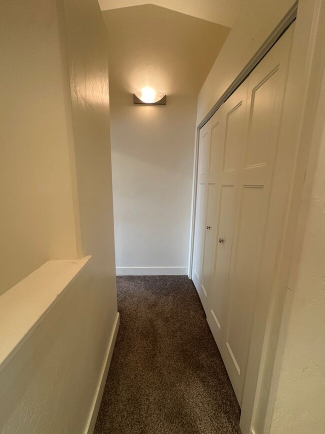 Building Photo - 2 bedroom, 2.5 bathroom townhome at Lincol...