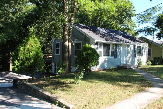 Building Photo - Donelson - Updated 2 bedroom 1 bath - tons of parking & storage!
