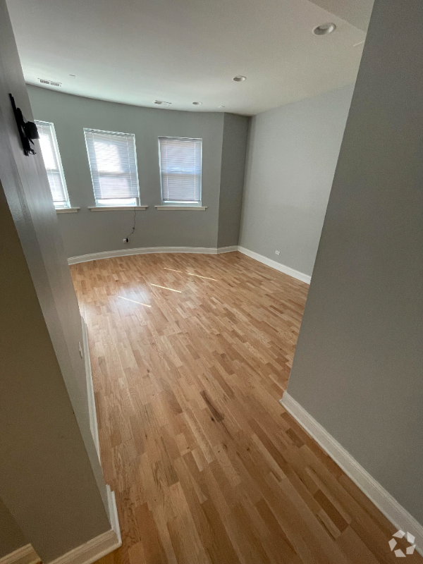 Building Photo - 7401 N Hoyne Ave