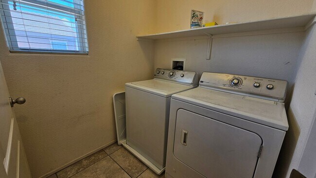 Building Photo - Spacious 3 bedroom Town home in Henderson!!!