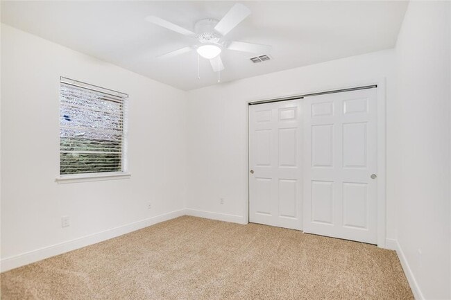 Building Photo - 2903 Edgewater Dr