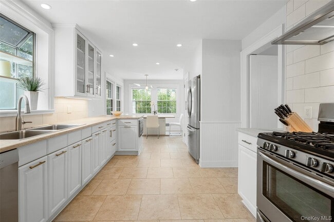 Building Photo - 225 Larchmont Ave