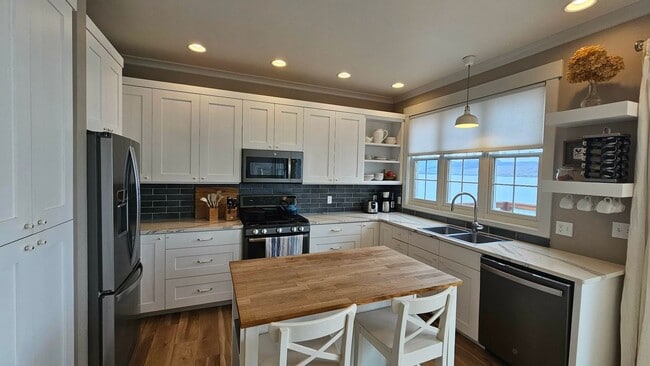 Building Photo - Fully Furnished House plus Mother-in-law suite - Lake Views & Access - Winter Rental Only
