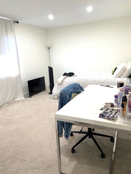 Large 2nd Bedroom - 15508 Williams St
