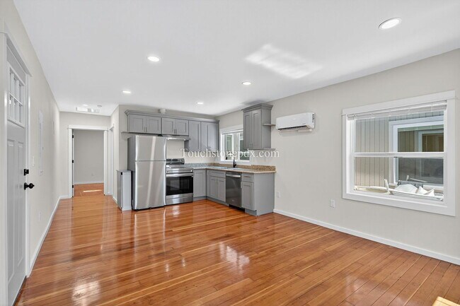 Building Photo - 4938 SE Foster Rd