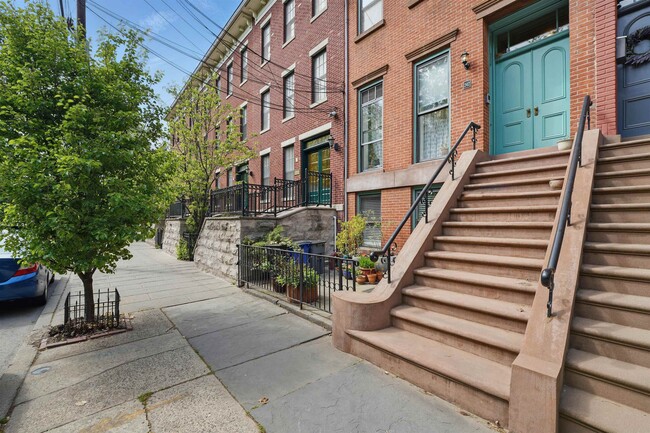 Building Photo - 242 6th St