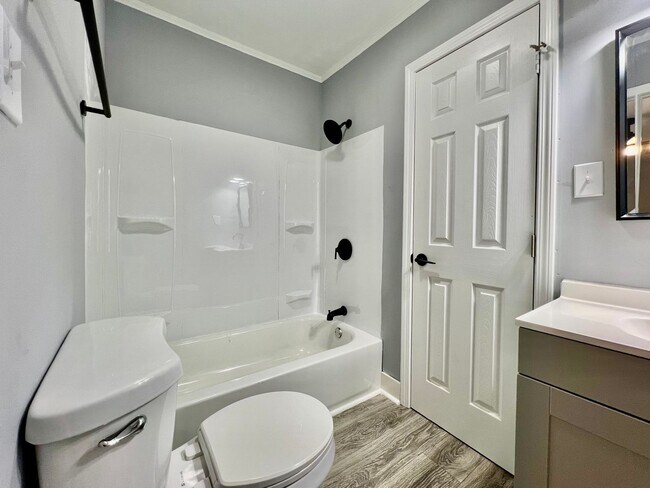 Building Photo - Newly Remodeled Duplex in Macon - Housing Voucher Eligible