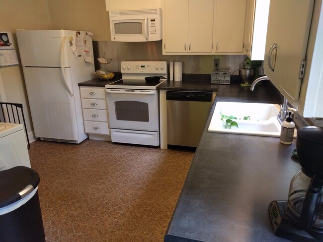 Building Photo - 170 Windsor Ct