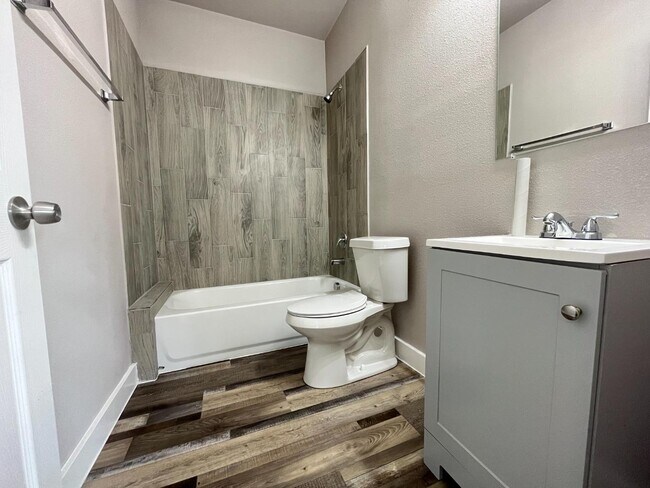 Building Photo - 8109 Glider Ave