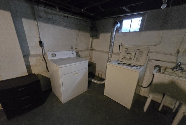 Building Photo - 10312 Nelson Ave