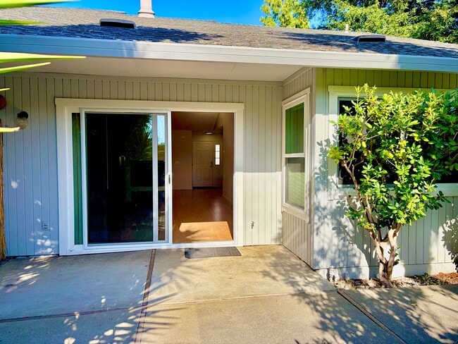 Building Photo - House like 2bed/1.5 Bath Condo with Spacious Corner Yard and 2 Car Garage