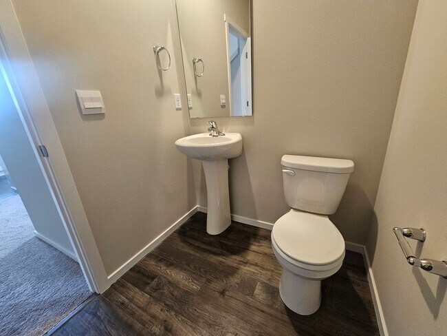 Building Photo - Stunning 4-Bedroom Pet-Friendly Home for L...