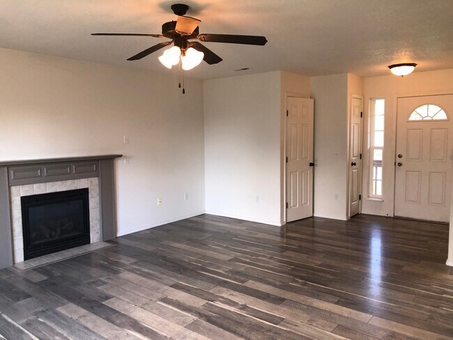 Building Photo - 1500 NW Canyon View Dr