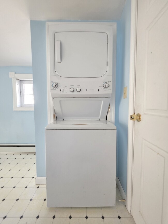 Building Photo - 208 Grove St