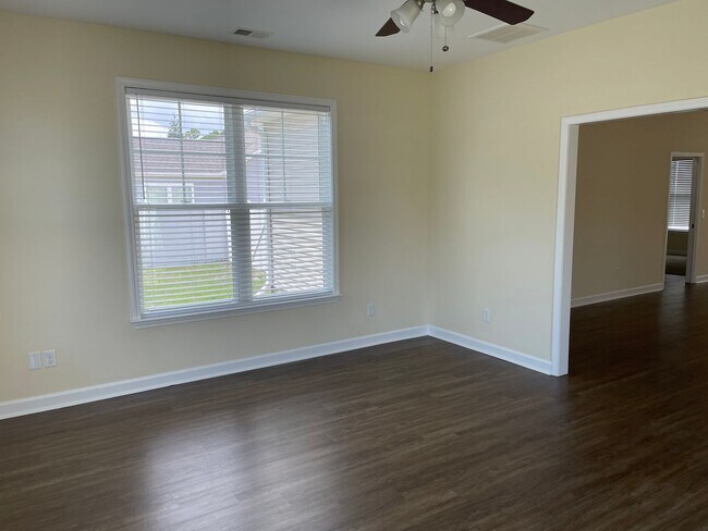 Building Photo - 3 Bedroom 2 Bathroom House with Large Fenc...