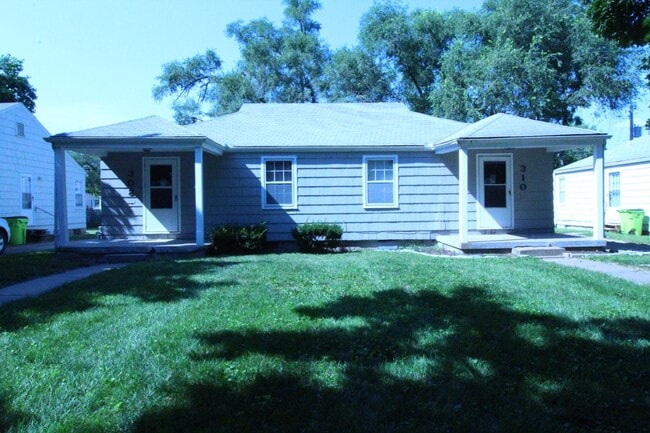 Building Photo - One Bedroom Duplex in North Kansas City