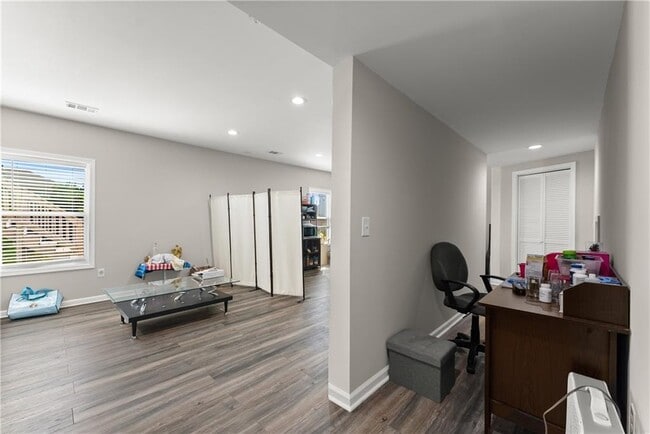 Building Photo - 156 Round Pond Dr