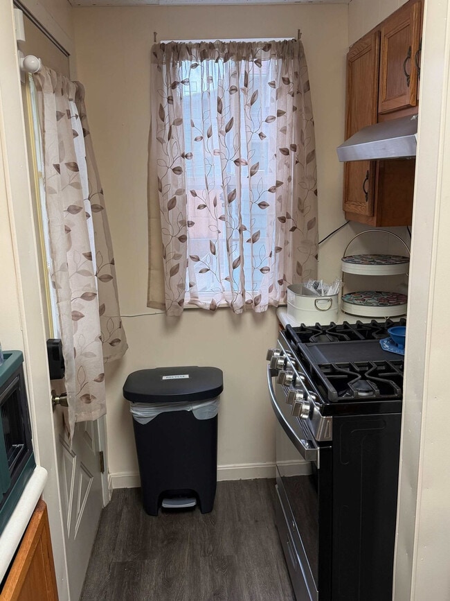 Building Photo - 160 Stafford Ave