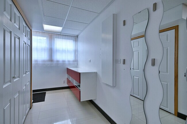 Building Photo - 2360 N Drury Ln