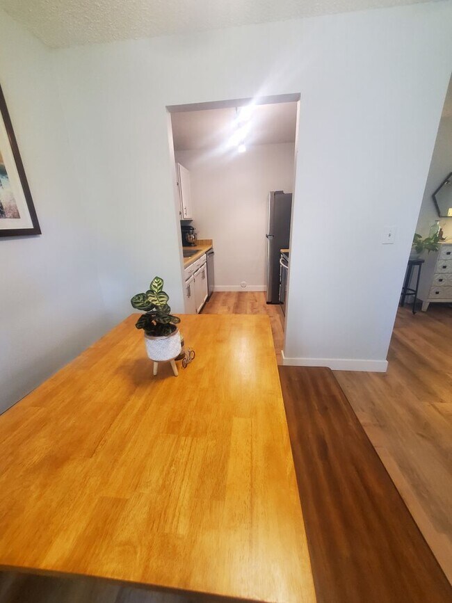 Building Photo - Updated and Spacious 1 Bedroom with Attached Garage!