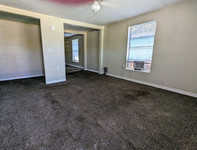 Building Photo - "Charming 3 Bed Duplex for Rent in Jacksonville, FL - Spacious, Convenient, and Ready for You!"