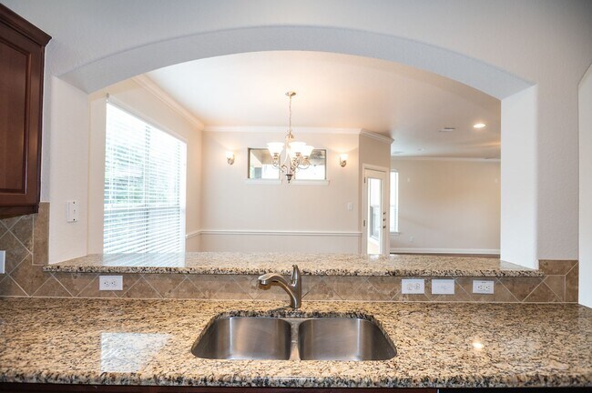 Building Photo - Spacious, Two Story, South Austin Condo!