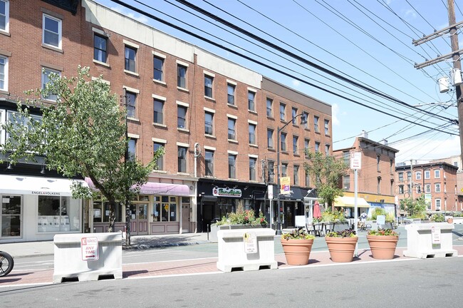 Building Photo - 322 4th St