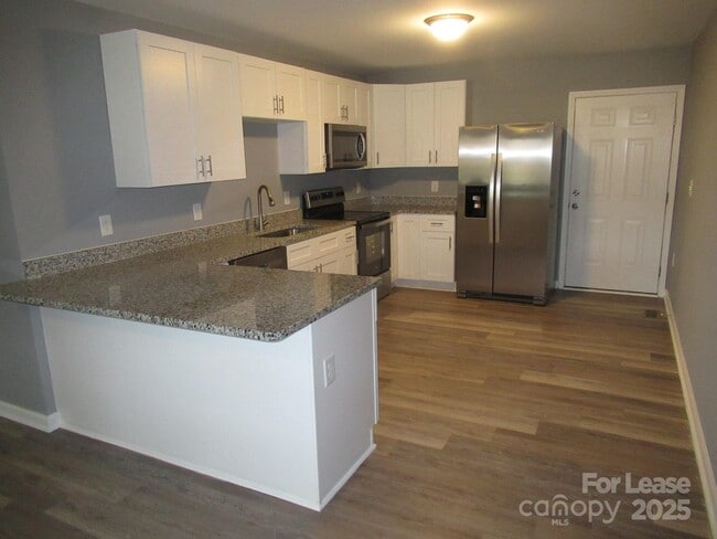 Building Photo - 143 Glen-Gar Dr