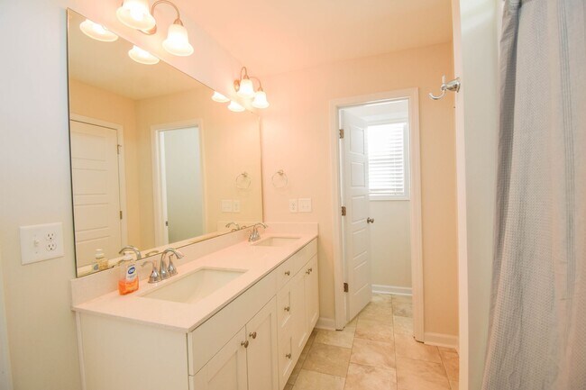 Building Photo - 3 Bedroom 2.5 Bathroom- Built in 2024!