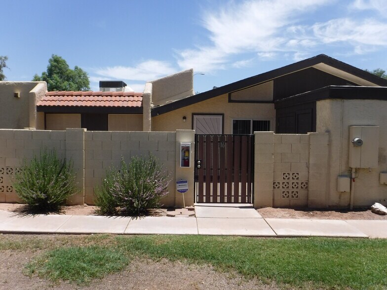 Building Photo - 712 N Santa Barbara #16
