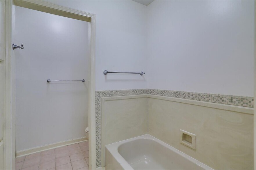 Building Photo - 1330 Roxbury Ct