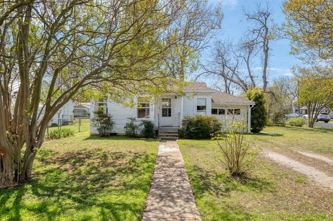 Building Photo - 710 N Ave H