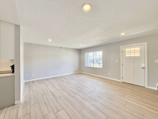 Building Photo - 8718 Thornwood Ln