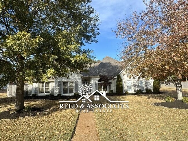 Building Photo - 4 bedrooms plus pool in Collierville!