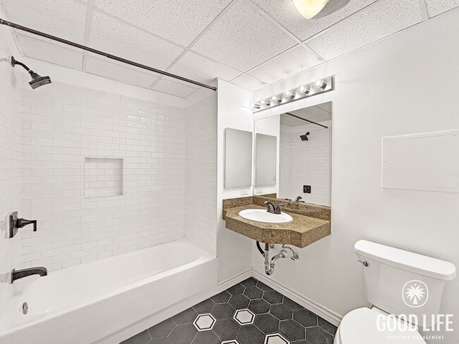 Building Photo - Gorgeous Studio W/ W/D, A/C, Balcony, Rooftop Deck, Gym, Jacuzzi with City views!!