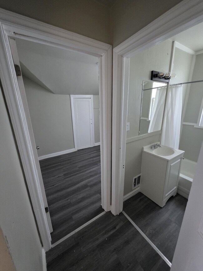 Building Photo - 15448 Log Cabin St