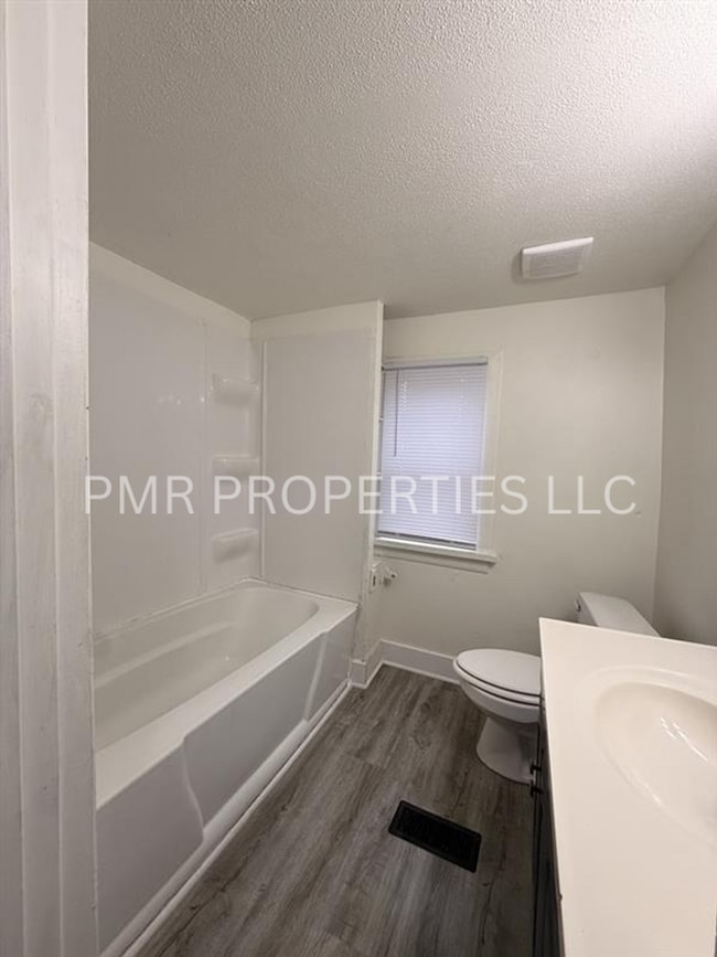 Building Photo - 2 Bedroom/ 1 Bathroom- House