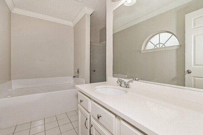 Building Photo - 9362 Garden Woods Dr