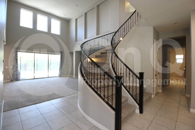 Building Photo - 4247 E Comstock Dr