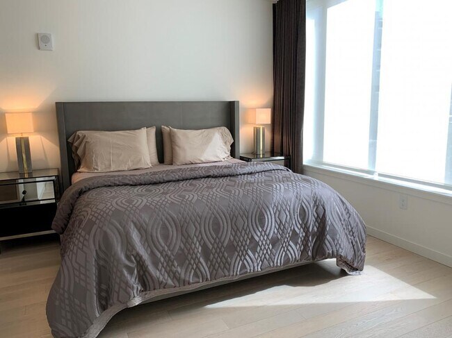 Building Photo - 590 1st Ave S