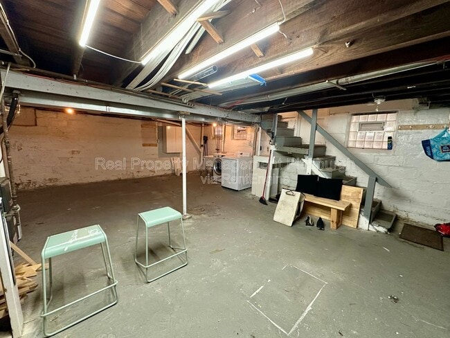 Building Photo - 1112 Kelton Ave