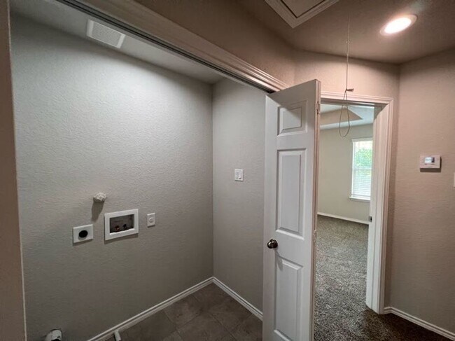 Building Photo - Best Duplex Community in Seguin