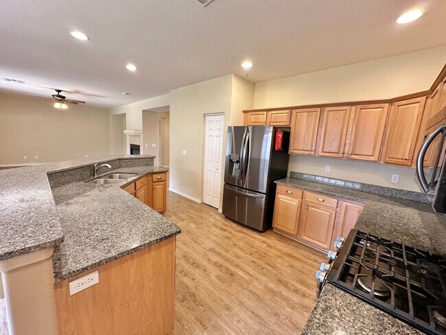 Building Photo - Beautiful 3 bedroom, 3 bathroom home with ...