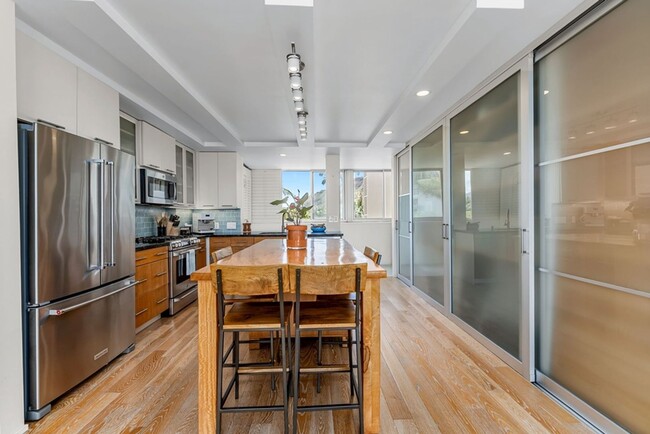 Building Photo - Colony Surf Luxe: Oceanfront 1BR w/ Diamon...