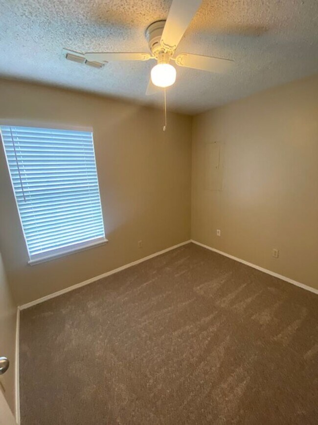 Building Photo - 320 E Evergreen Ln