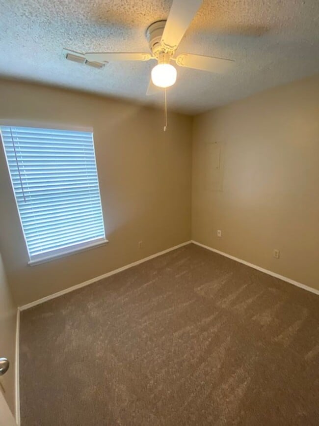 Building Photo - Super Cute 3 Bedroom Now Available!