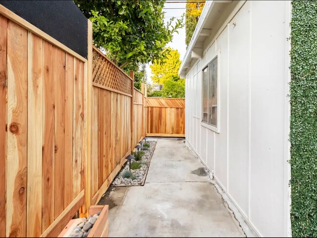 Building Photo - 1 Bedroom  in North Hollywood